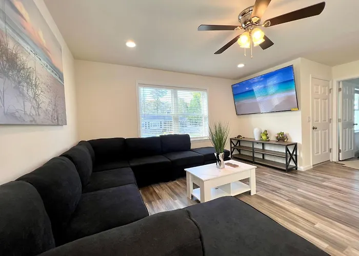Beach House Cape May Just 1 Block From The Bay & A Short 5 Minutes Walk, Sleeps 19