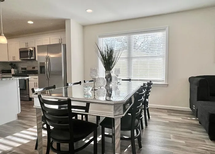 Beach House Cape May Just 1 Block From The Bay & A Short 5 Minutes Walk, Sleeps 19