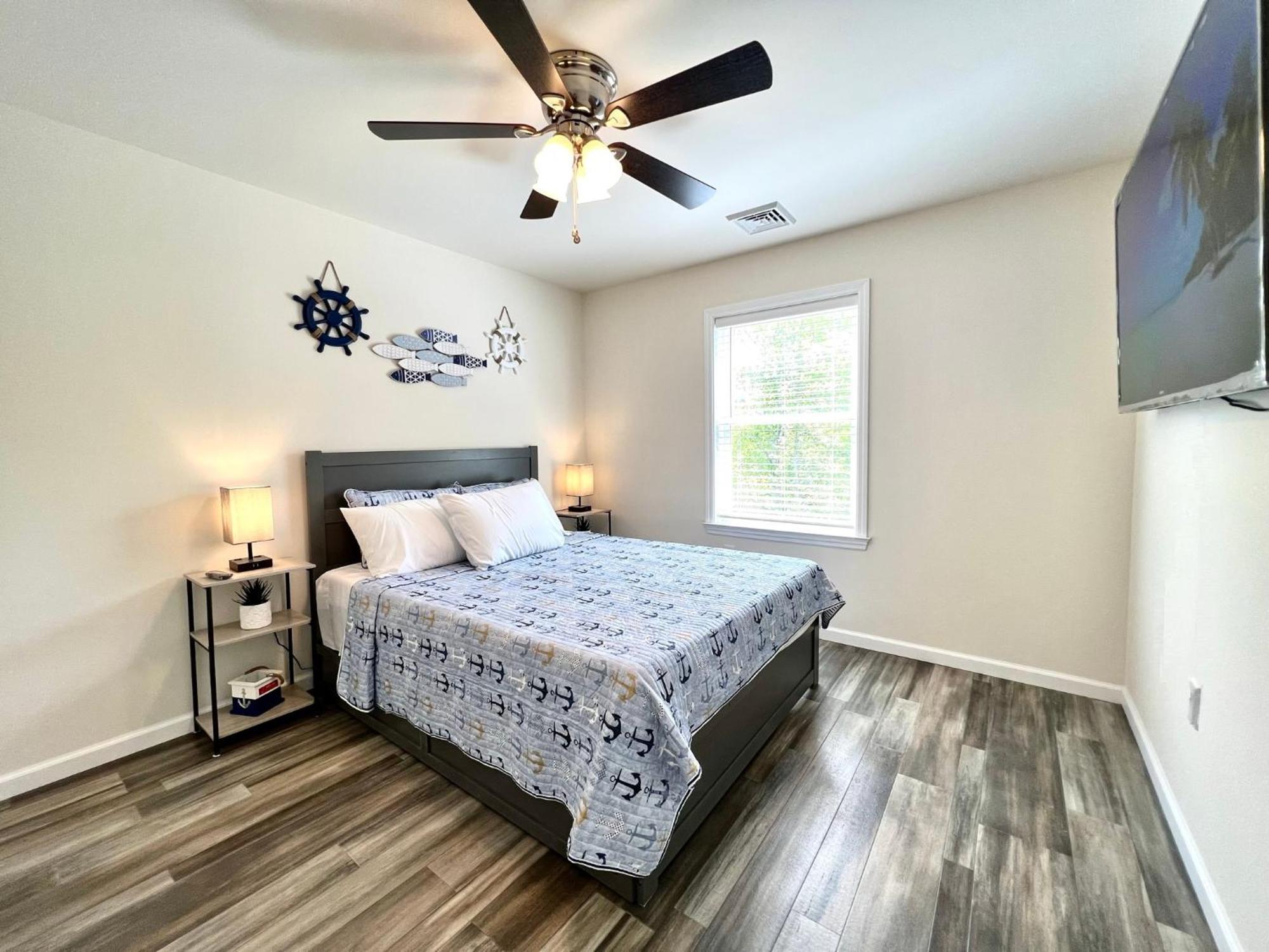 House Cape Just 1 Block From The Bay & A Short 5 Minutes Walk, Sleeps 19 * Cape May