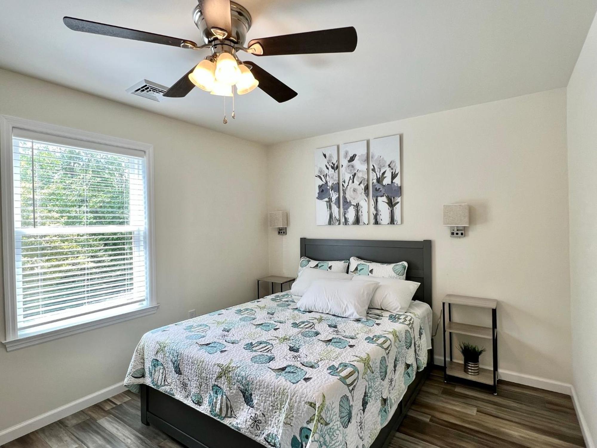 House Cape Just 1 Block From The Bay & A Short 5 Minutes Walk, Sleeps 19 *