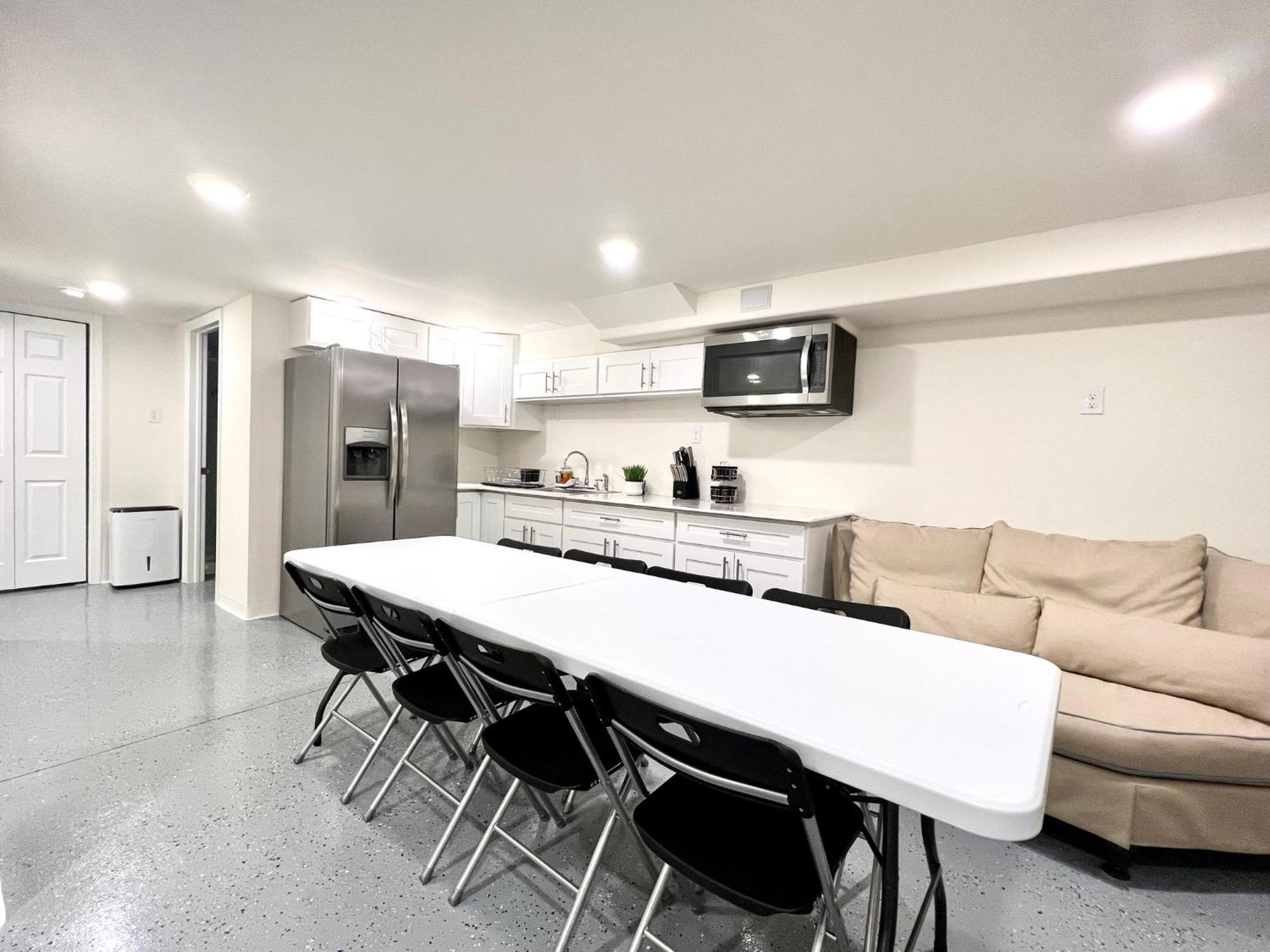 House Cape Just 1 Block From The Bay & A Short 5 Minutes Walk, Sleeps 19 Сasa de vacaciones