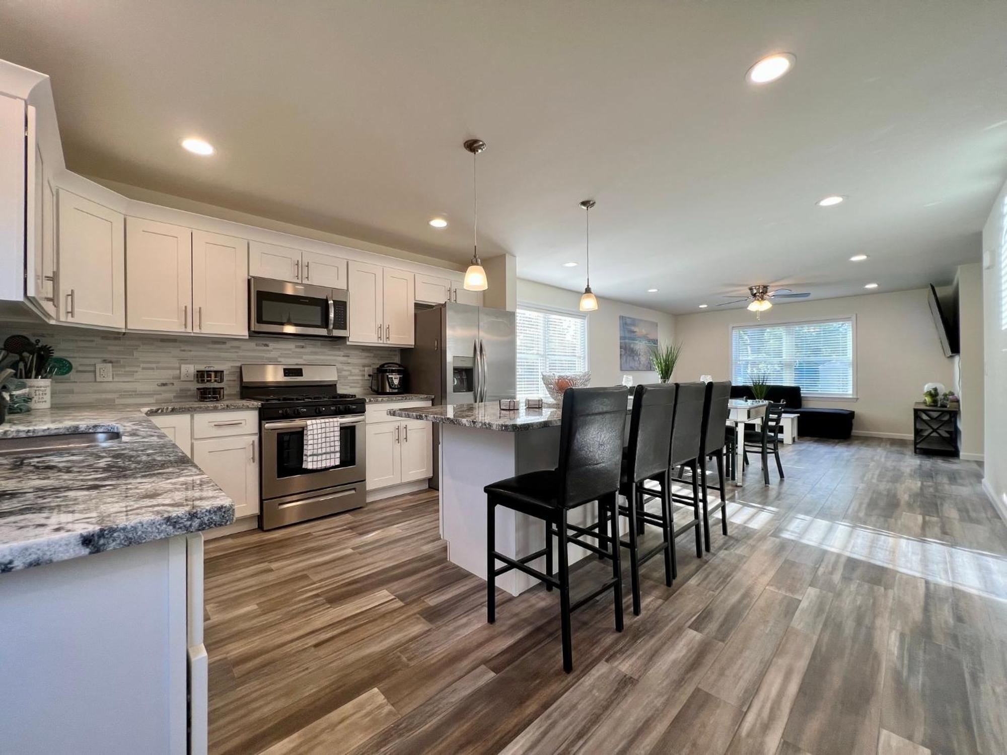 House Cape Just 1 Block From The Bay & A Short 5 Minutes Walk, Sleeps 19 *